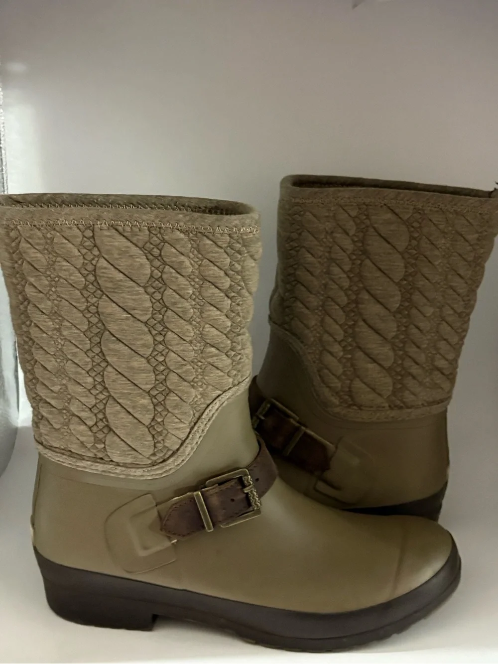 Chic Sperry Olive Colored Quilted Shaft Rain Boots with Buckle Strap Size 8